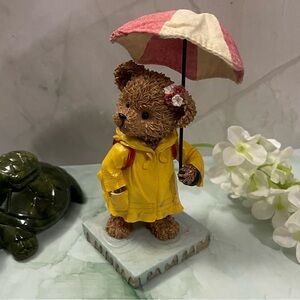 2002 Home Interiors Kuddles Korner April 5” Bear With Umbrella And Raincoat